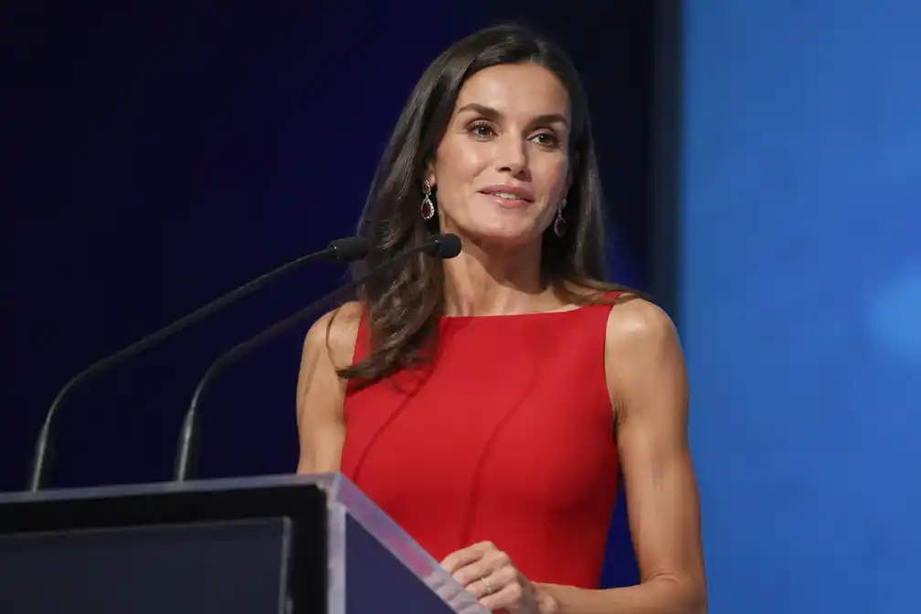 Koningin Letizia woont slotavond filmfestival Mallorca bij in rode jurk