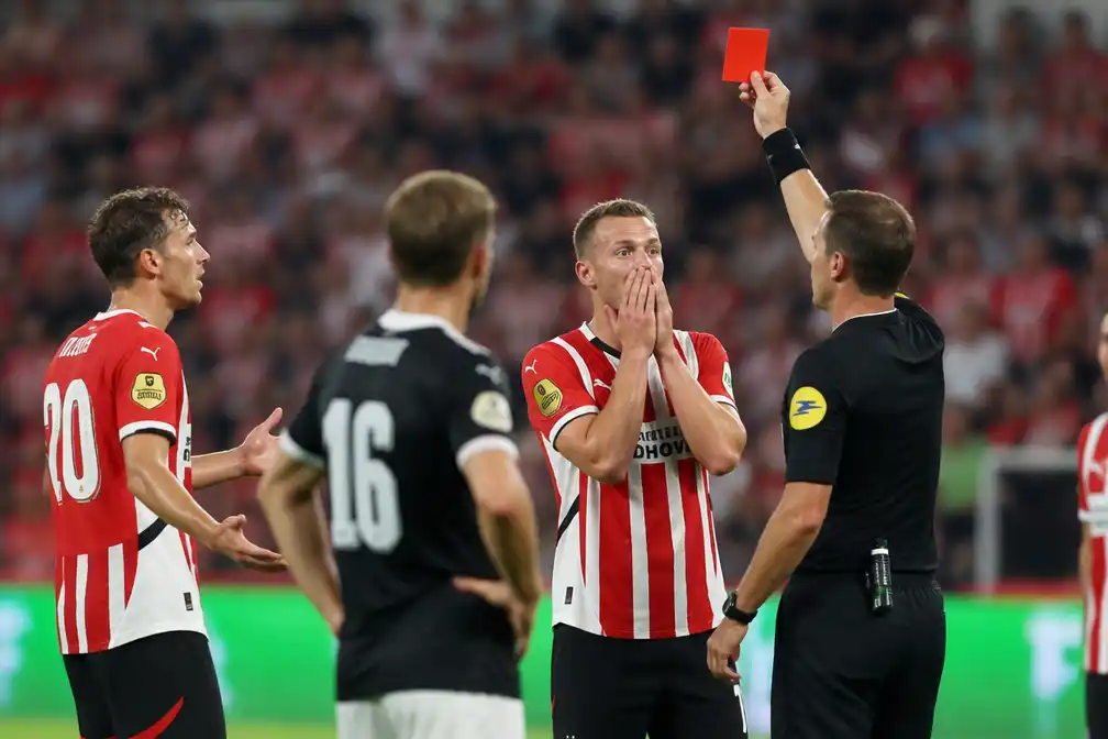 PSV verliest met 0-4 van AZ in Johan Cruijff Schaal na vroege rode kaart Veerman