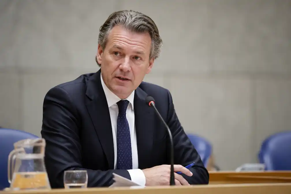 Asielminister Van den Brink roept nog 14 gemeenten op het matje om opvangtekort