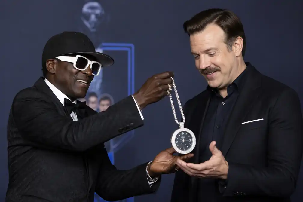 Flavor Flav schenkt Jason Sudeikis speciale klokketting bij première Ted Lasso