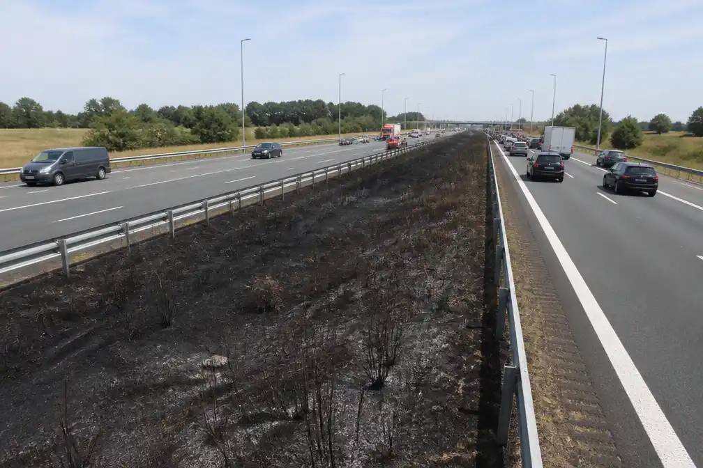 Brand legt kilometer middenberm E40 in Veurne in de as