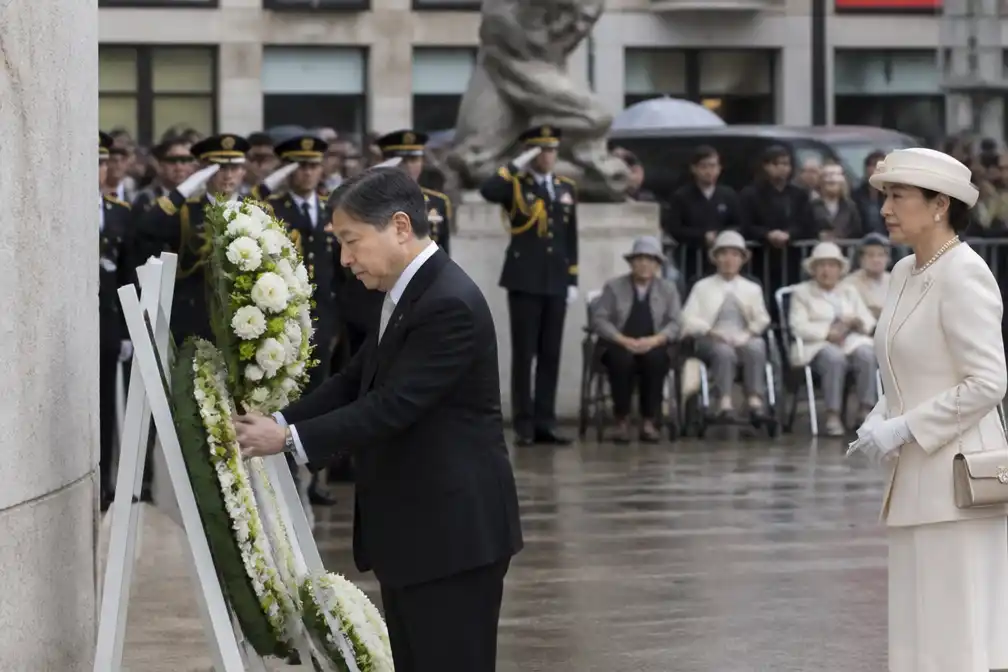Stil protest bij kranslegging Japanse keizer op de Dam