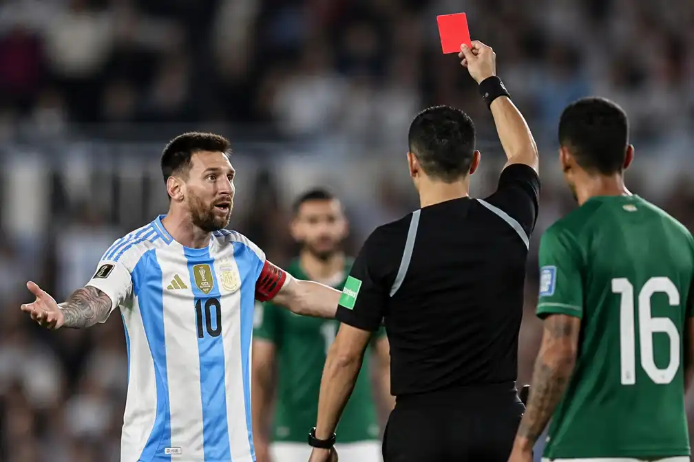 Messi evenaart WK-doelpuntenrecord, maar rodekaartcontroversie overschaduwt prestatie