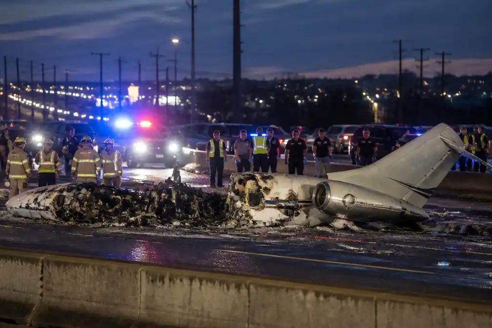 Dode en vijf gewonden na crash vliegtuigje op snelweg in Texas