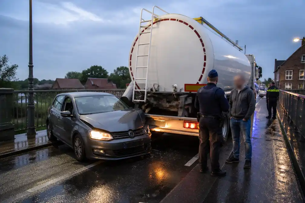 Dronken bestuurder zonder rijbewijs ramt brandstoftruck op brug in Roesbrugge
