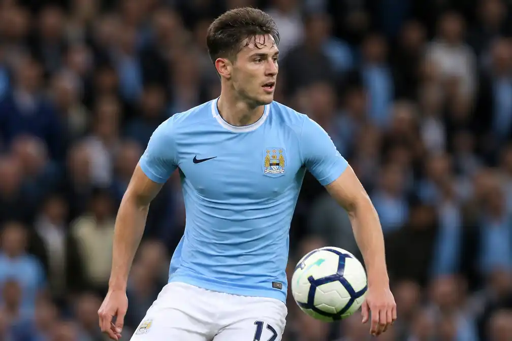 Real Madrid versterkt zich met middenvelder ManCity; Stijn Schaars langer bij Jong PSV
