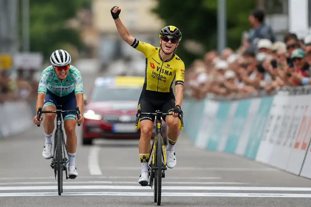 Femke de Vries wint openingsrit Ronde van Zwitserland en boekt eerste profzege
