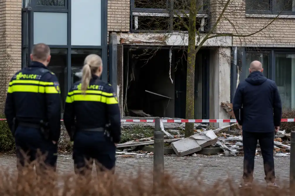 OM: Explosie in Amsterdamse flat vermoedelijk door criminele activiteiten in kelderbox