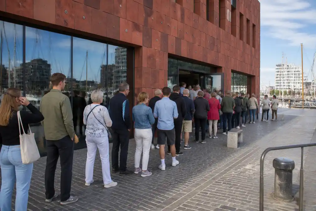 MASshop in Antwerpen opent op sluitingsdag door stormloop op eclipsbrillen