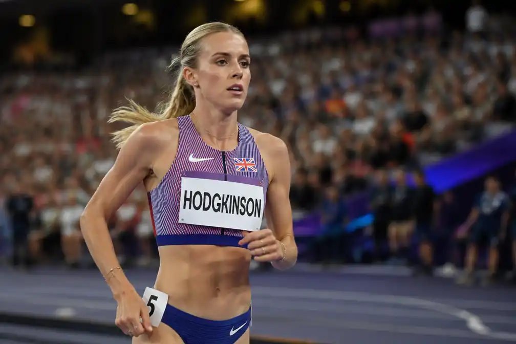 Keely Hodgkinson kopstuk 800 meter op EK atletiek in Birmingham