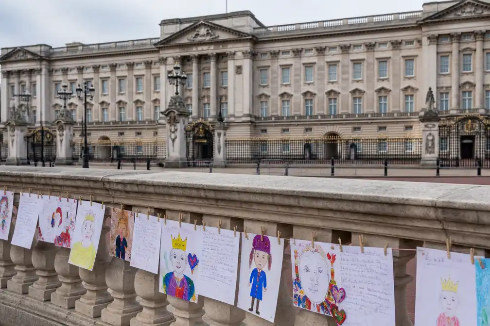 Buckingham Palace toont kinderpost aan koning Charles
