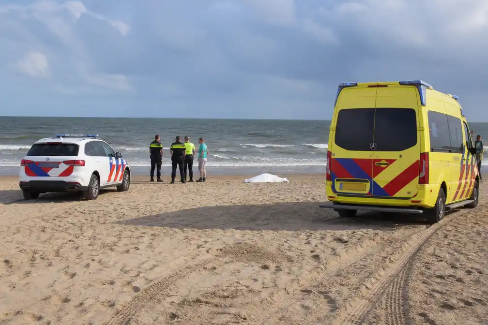 Overleden persoon aangetroffen op strand Noordwijk bij Langevelderslag