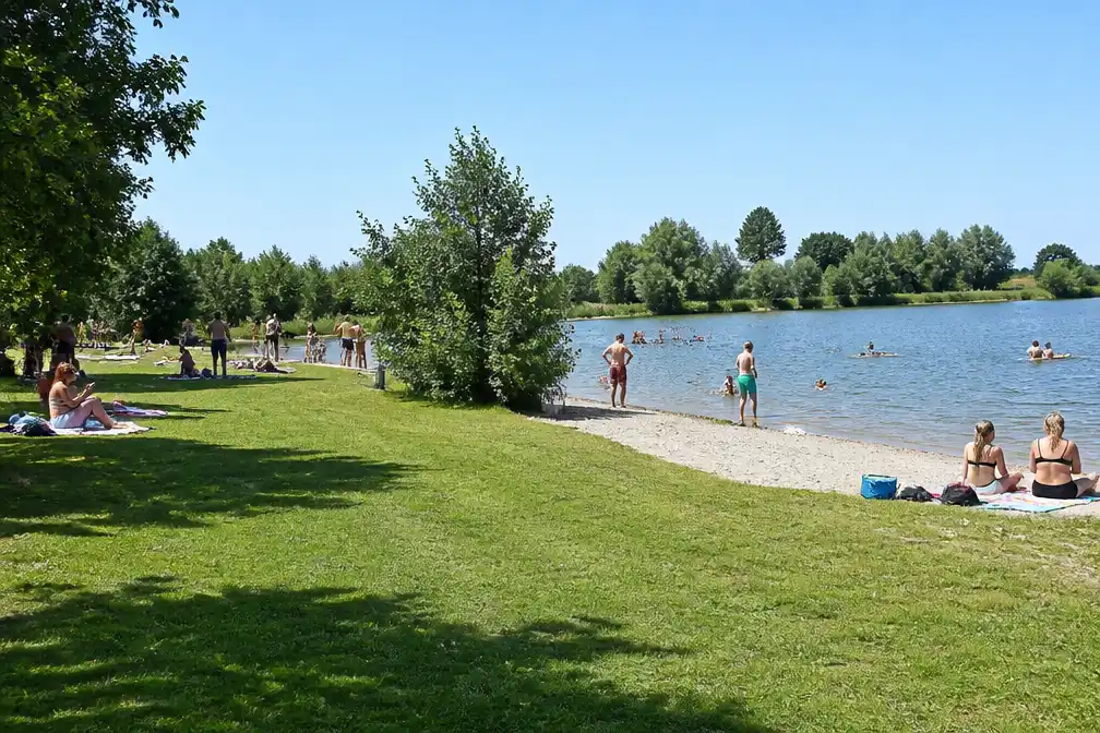 Vrijwilligers halen afvalbakken weg bij zwemplek Wilnis, het blijft schoon