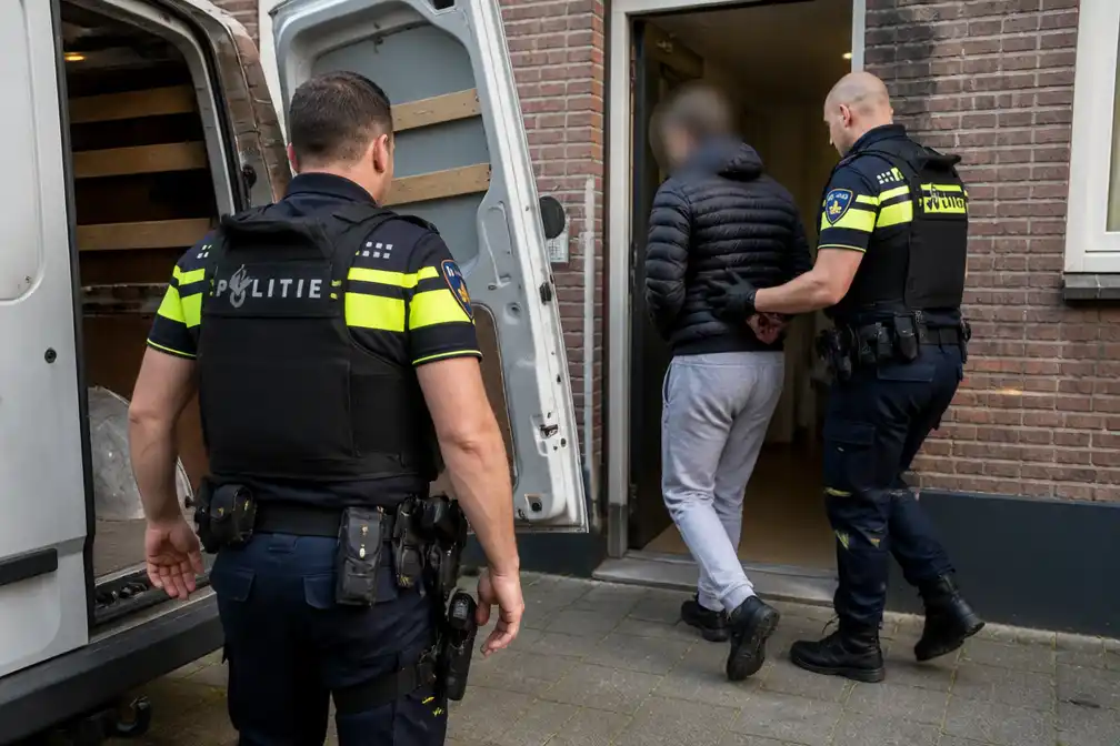 Politie vindt 586 kilo drugs in Den Haag en houdt negen mannen aan