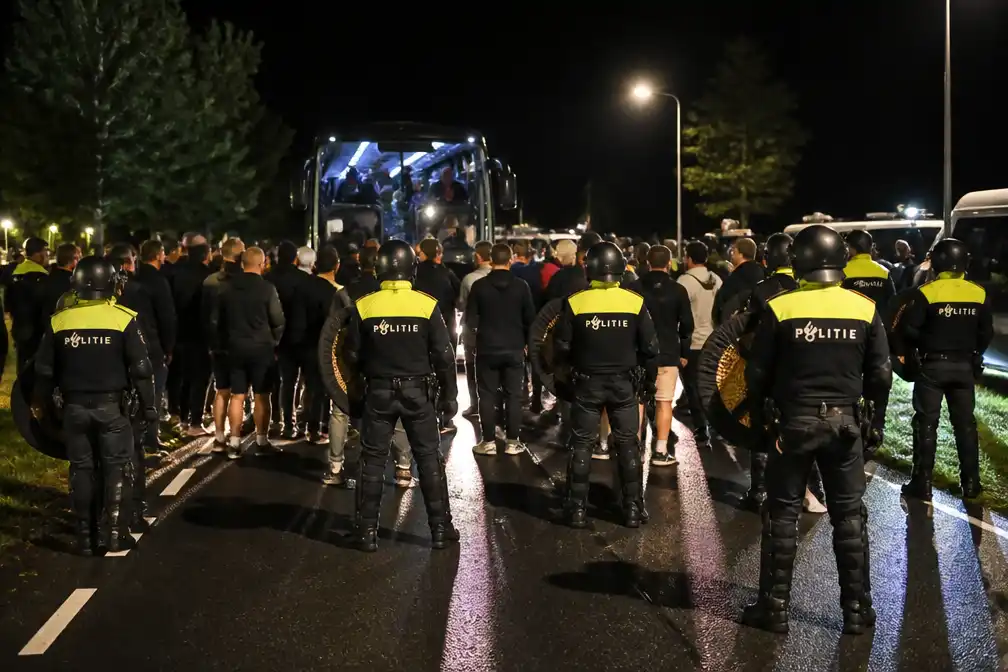 ME grijpt in bij blokkade bus met asielzoekers in Surhuisterveen