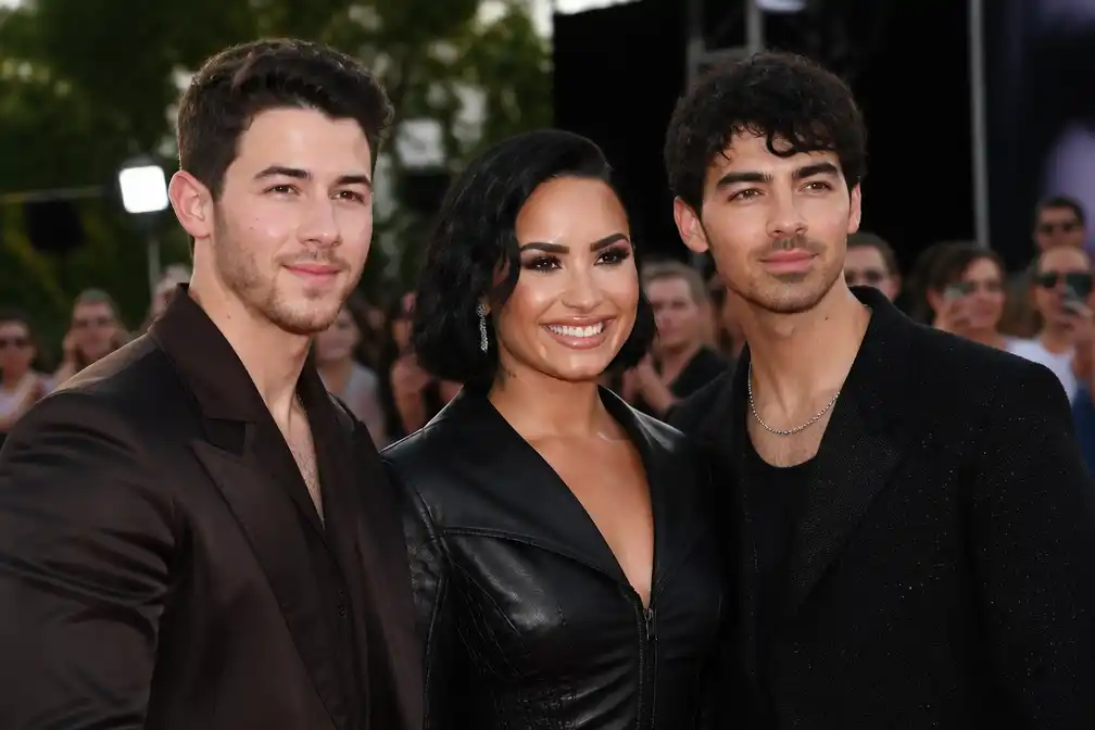Demi Lovato en Jonas Brothers herenigd op première 'Camp Rock 3'