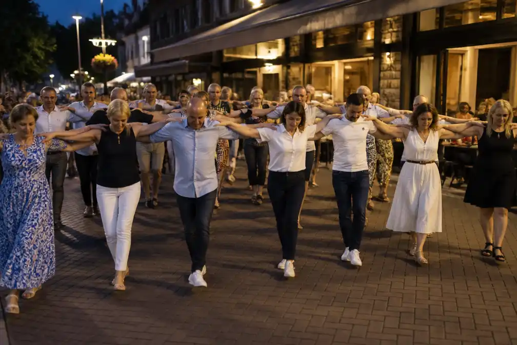 Ruim zestig dansen sirtaki voor restaurant Rhodos in Deurne