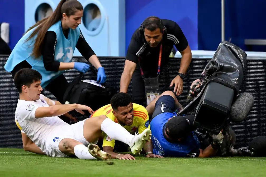 ManCity-speler Khusanov verwondt Díaz en cameraman met tackle op WK