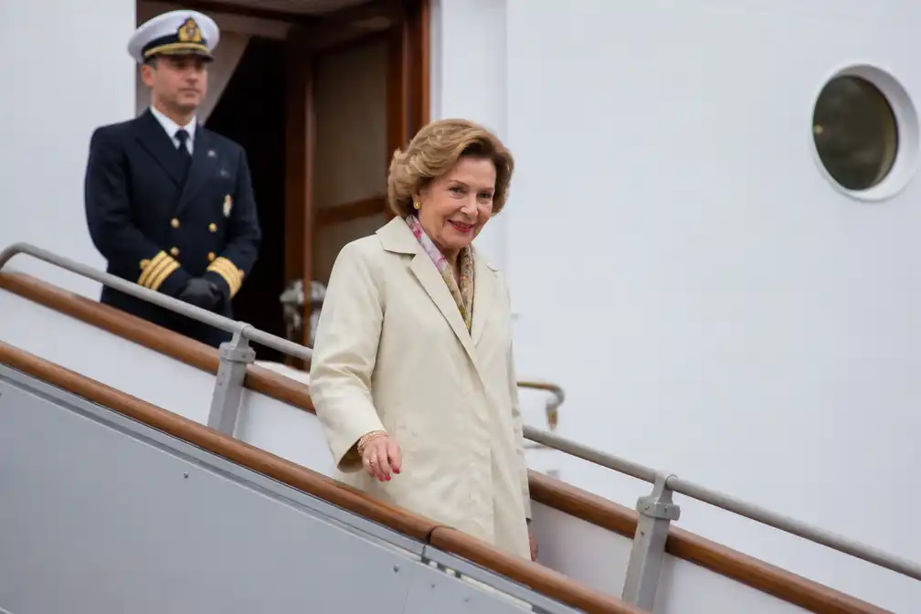 Koningin Sonja arriveert alleen met koninklijk schip in Ålesund