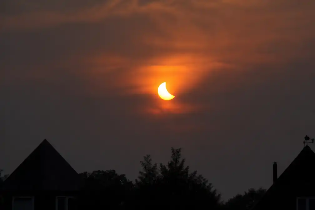 Lezers opgeroepen foto's van gedeeltelijke zonsverduistering te delen