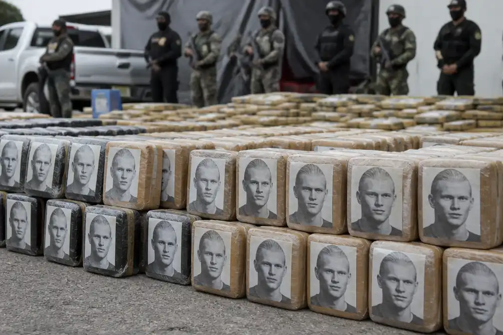 Politie Ecuador vindt cocaïneblokken met gezicht van Erling Haaland