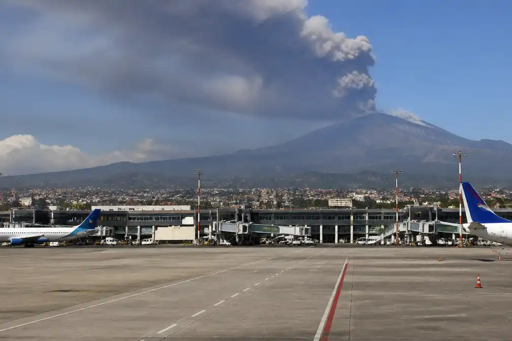 Luchthaven Catania blijft dicht door Etna-uitbarsting, duizenden gestrand