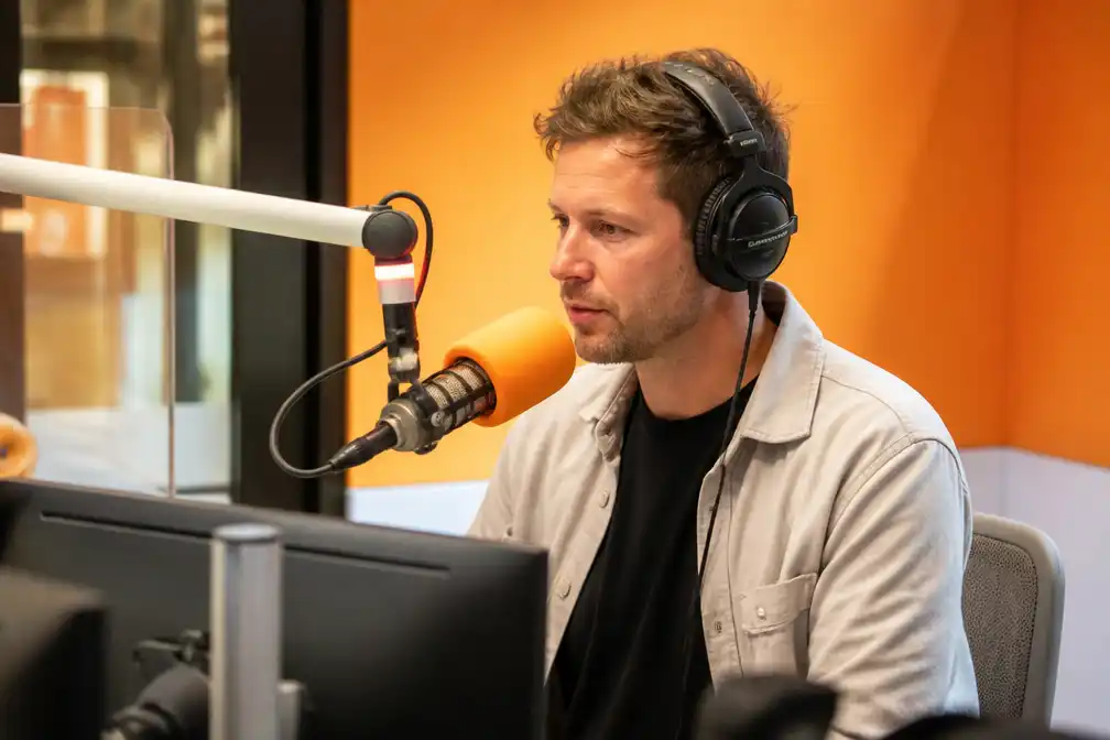 Radio-dj Wietze de Jager loopt brandwonden op na verfstunt