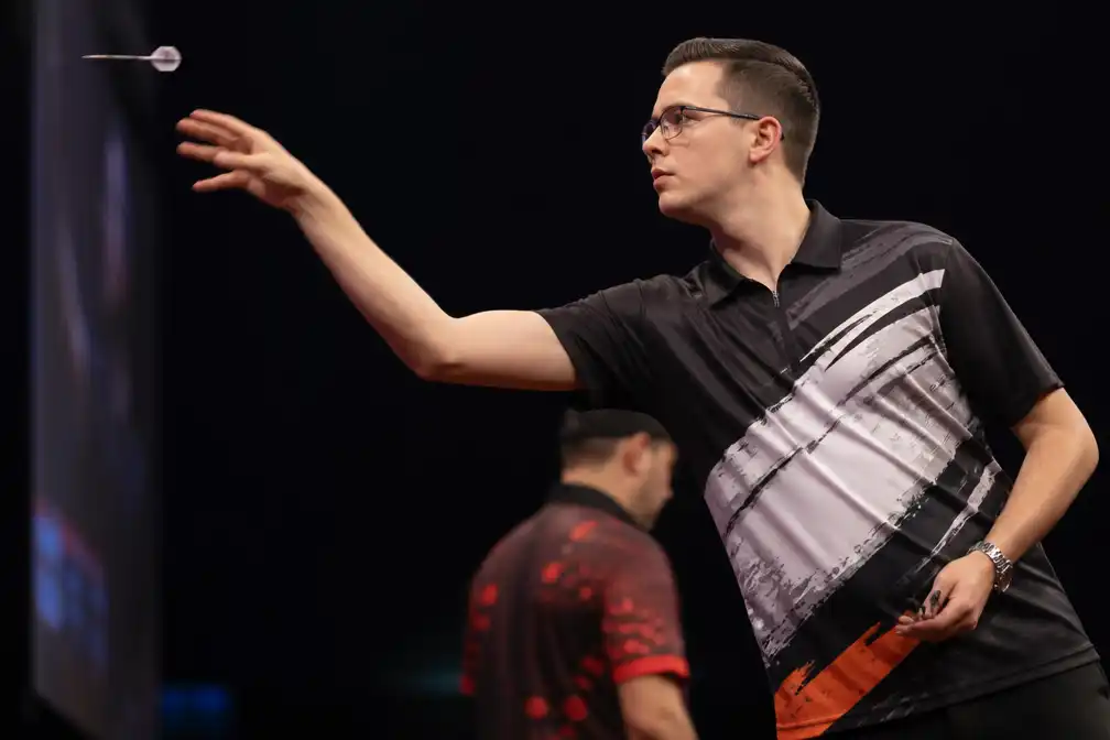 Van Veen wint in Nieuw-Zeeland na onzekerheid over achtergebleven dartpijlen
