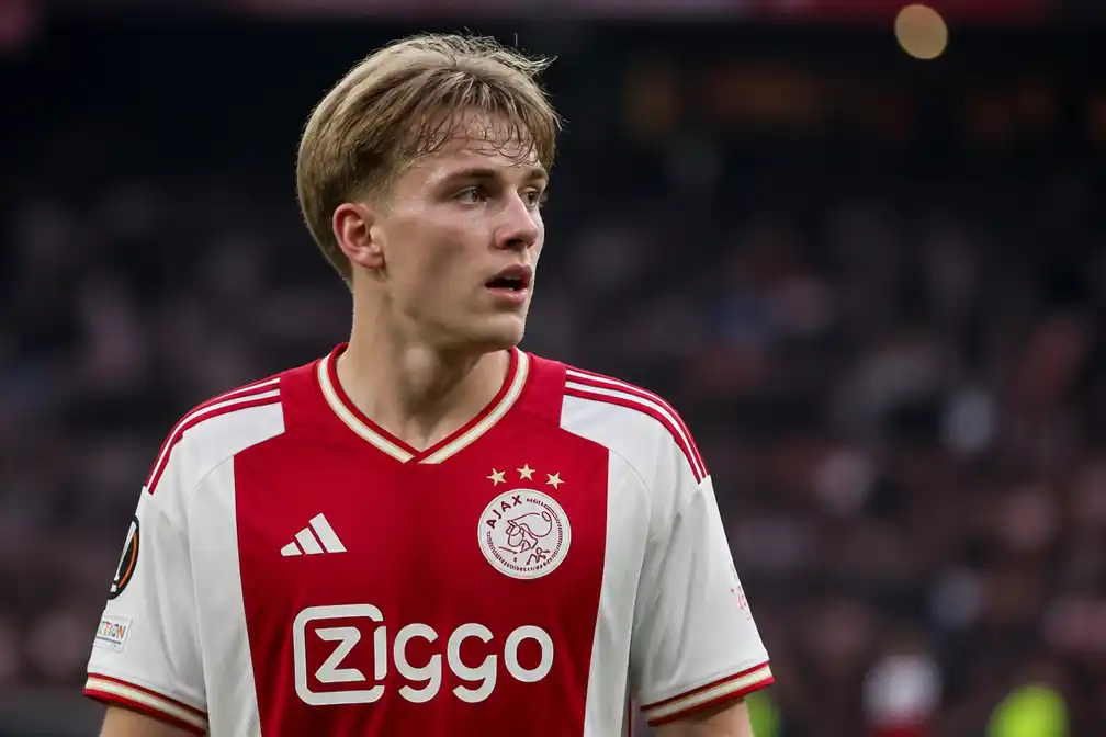 Mika Godts naar PSG: Ajax akkoord over transfersom van 55 miljoen euro