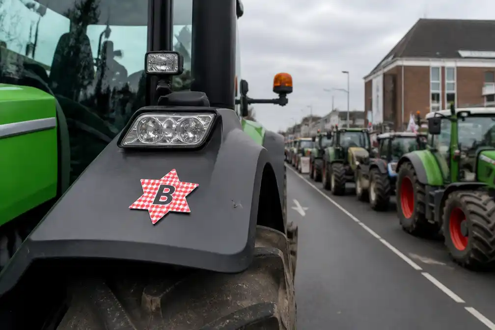 FDF deelt davidster-stickers met letter B uit bij boerenprotest in Den Bosch