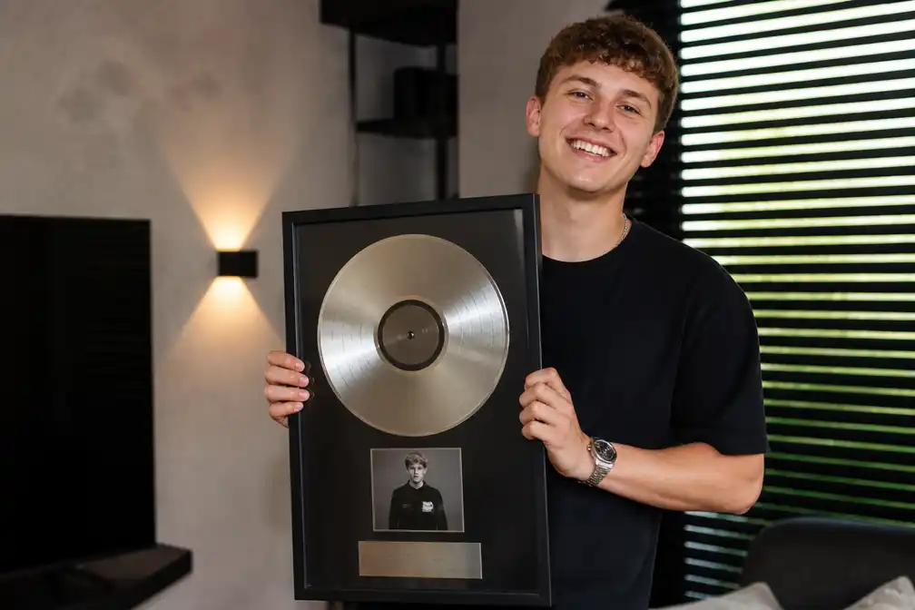 Justen de Wildt ontvangt platina voor 20 miljoen streams van 'Cheerio'