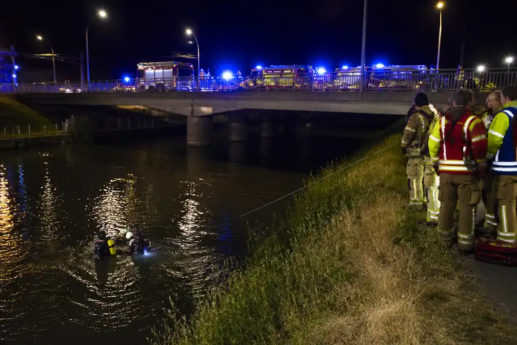 Vrouw komt om bij ongeval aan Uniebrug: auto belandt in water van IJzer
