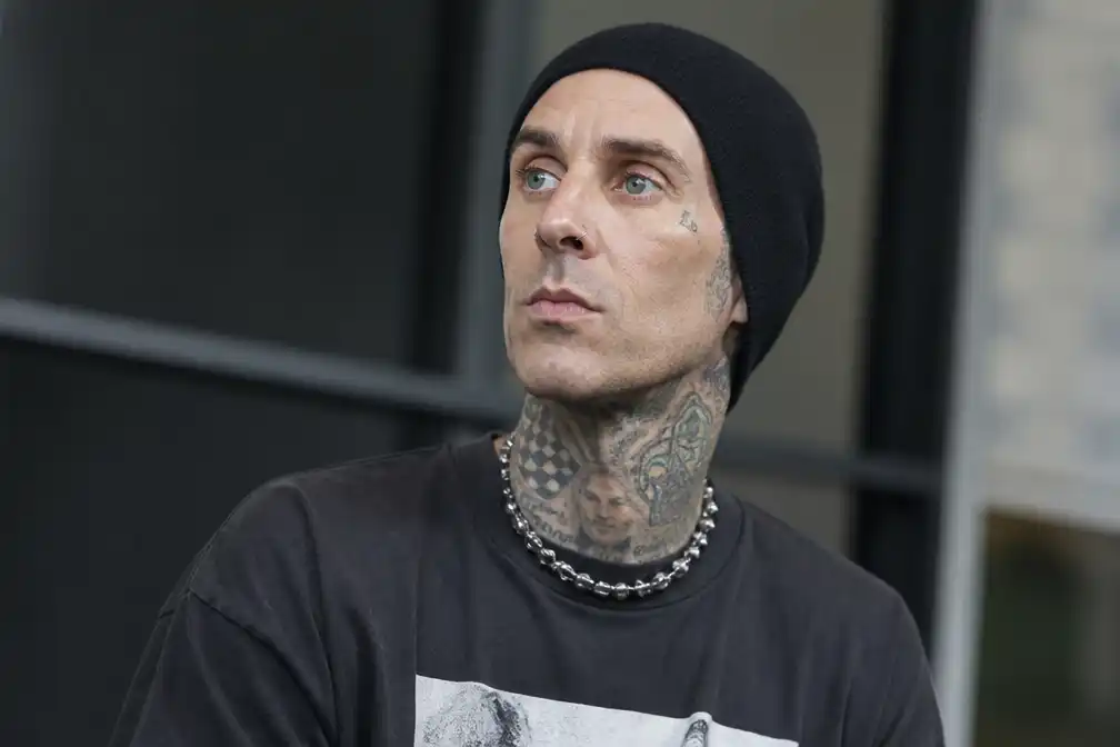Travis Barker van Blink-182 openhartig over angst en schuld na vliegtuigcrash in 2008