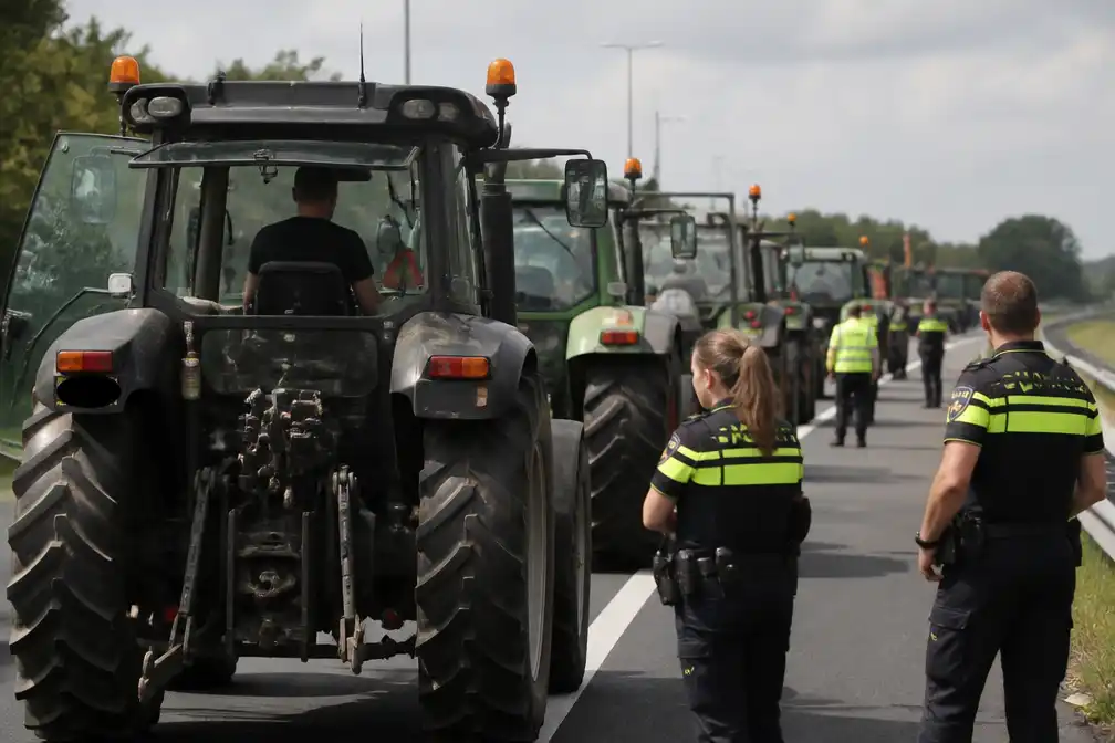 Twentse boeren rijden met trekkers over A1 bij Markelo; geen boetes