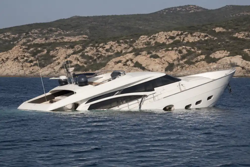 Superjacht Angiola II zinkt voor kust Sardinië vier dagen na aankoop