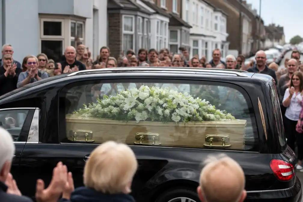 Fans van Bonnie Tyler staan langs de straat in haar Welshe woonplaats bij kist