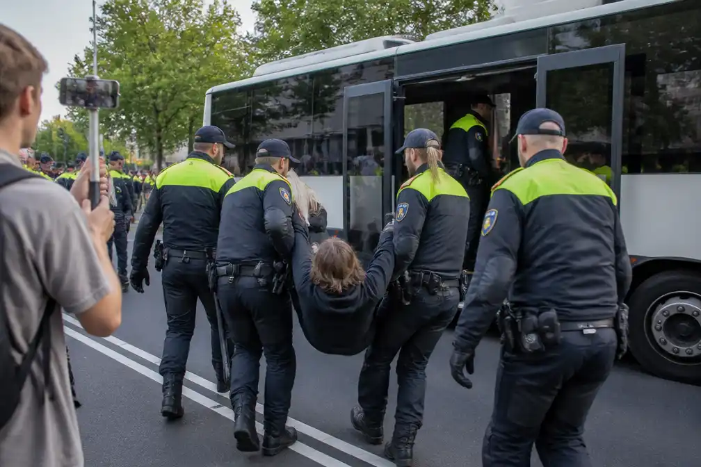 Politie beëindigt demonstratie Extinction Rebellion op Utrechtsebaan Den Haag