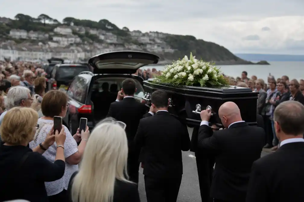 Honderden nemen in Mumbles afscheid van Bonnie Tyler, uitvaart maandag
