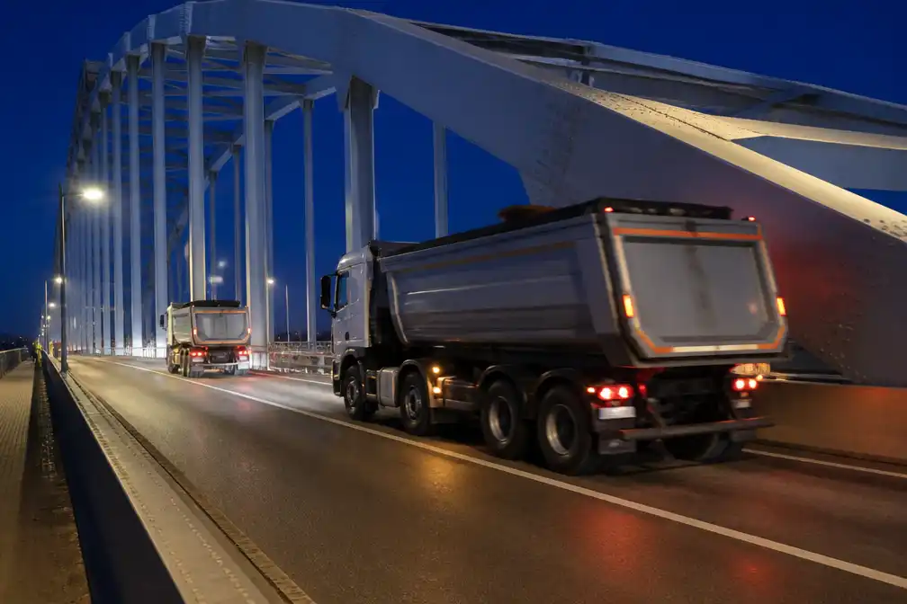 Vrachtwagens testen Merwedebrug bij Gorinchem na wegnemen 350 stalen stukken