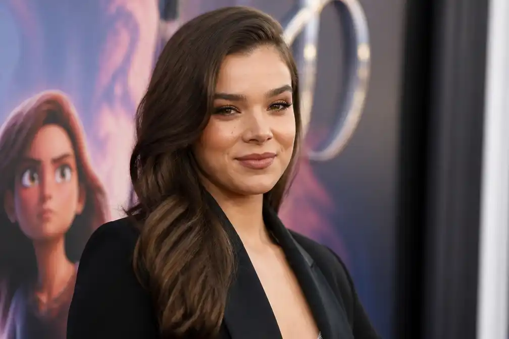 Hailee Steinfeld voelt door moederschap sterke band met Disney-film Hexed
