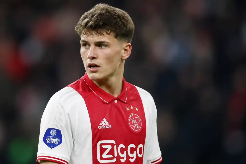 Ajax bevestigt transfer Mika Godts naar PSG voor maximaal 55 miljoen