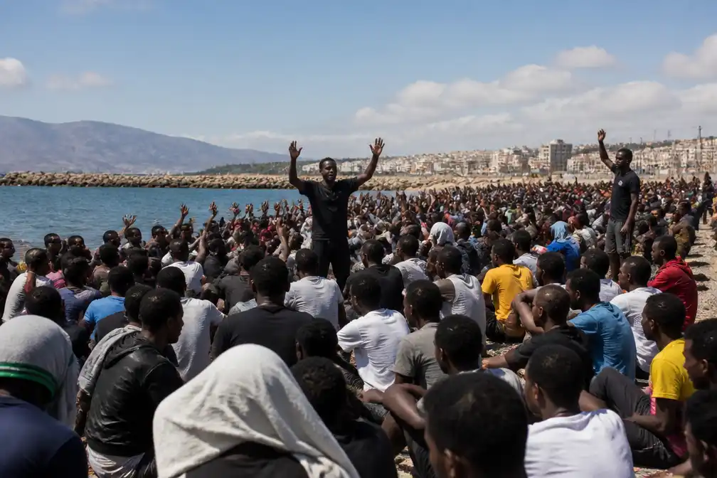 Honderden migranten op strand Ceuta vragen asiel in plaats van terugkeer naar Marokko