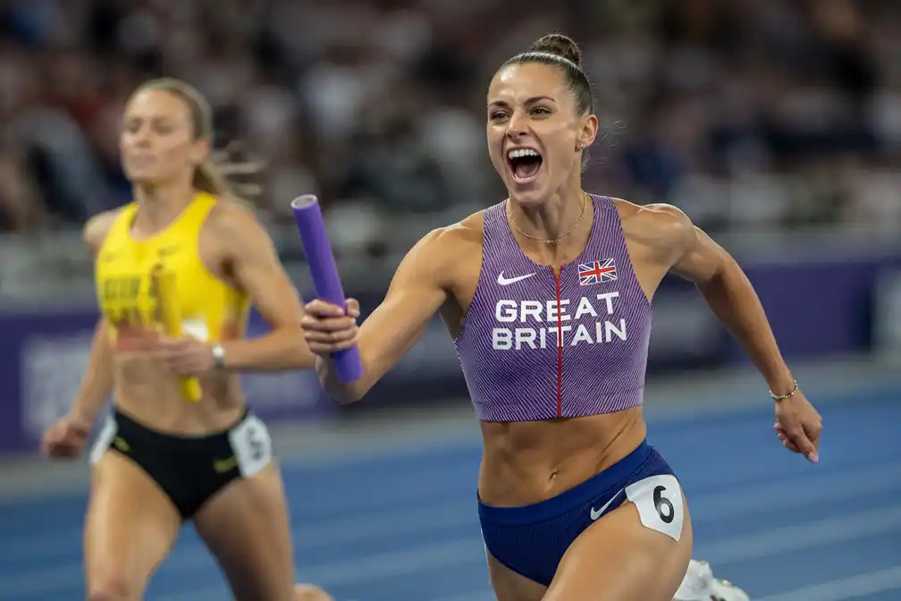 Amy Hunt pakt vierde goud op EK atletiek in eerste mixed estafette