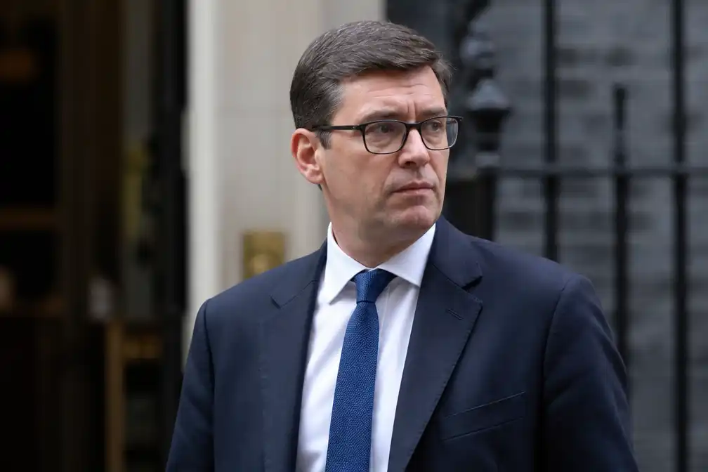 Britse premier Andy Burnham appte met imitator van stafchef Witte Huis