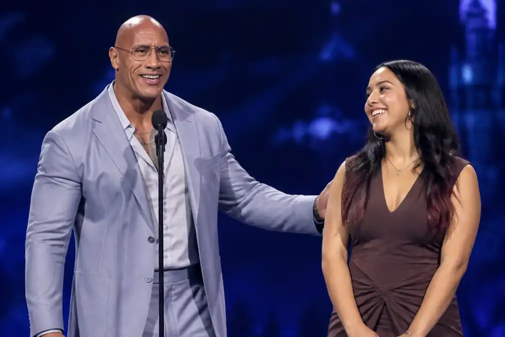 Dwayne Johnson laat D23-publiek zingen voor dochter Simone