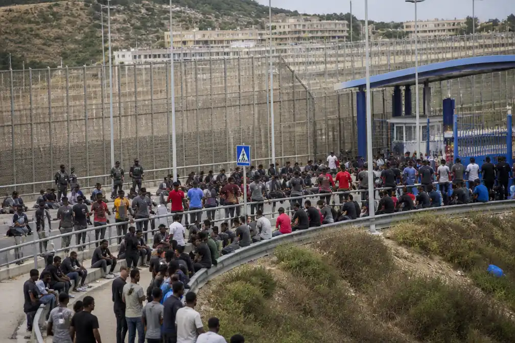 Spanje richt 1.500 tijdelijke opvangplekken op voor migranten in Ceuta