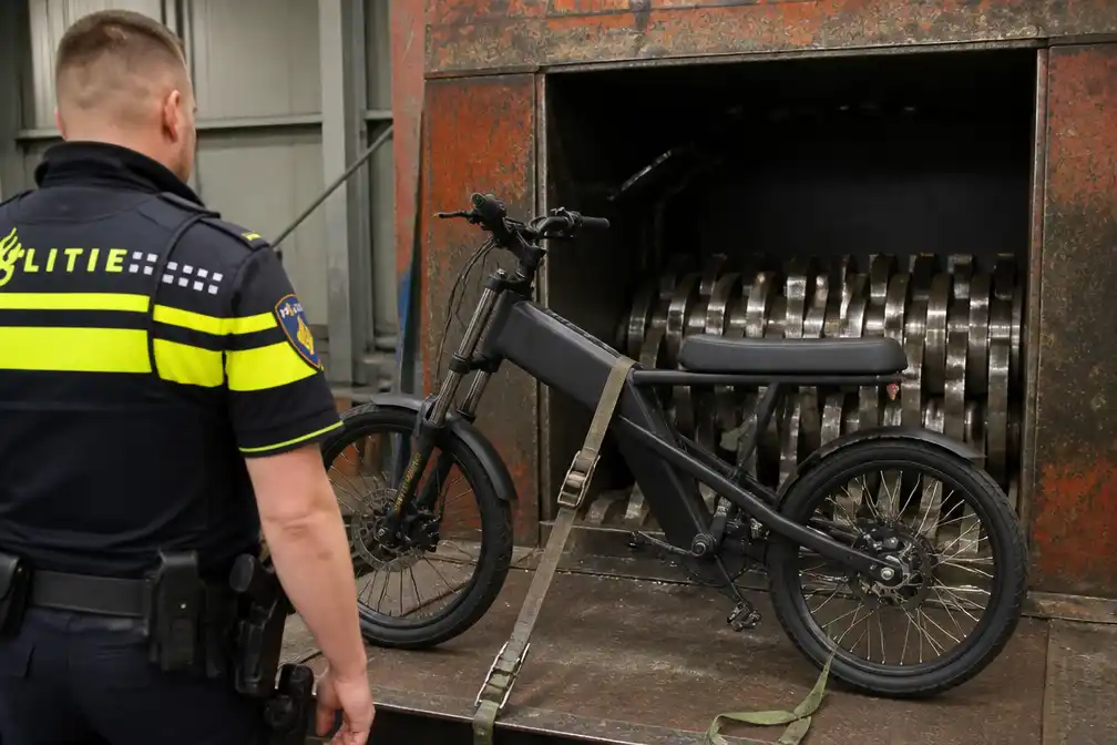Politie Enschede haalt skinnybike van de weg die bijna 120 km/u haalde