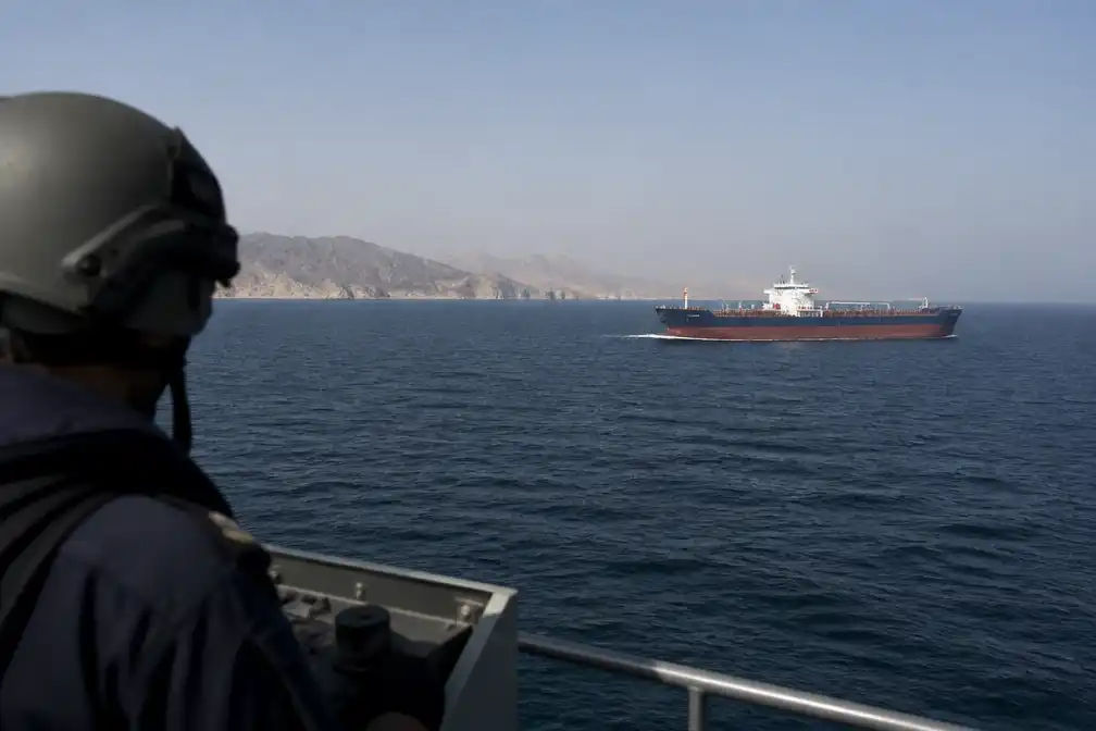 Schip in Straat van Hormuz getroffen door onbekend projectiel