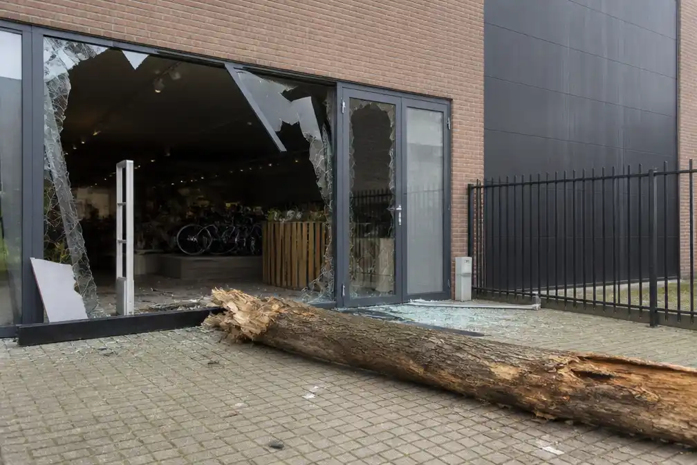 Drie dieven krijgen 2 jaar cel voor ramkraak met boomstam in Zonnebeke