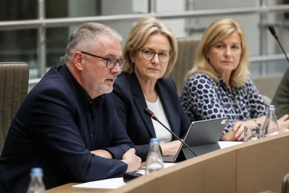 De Lijn: vakbond telt 3 mensen voor agressiebeelden, minister De Ridder spreekt dat tegen